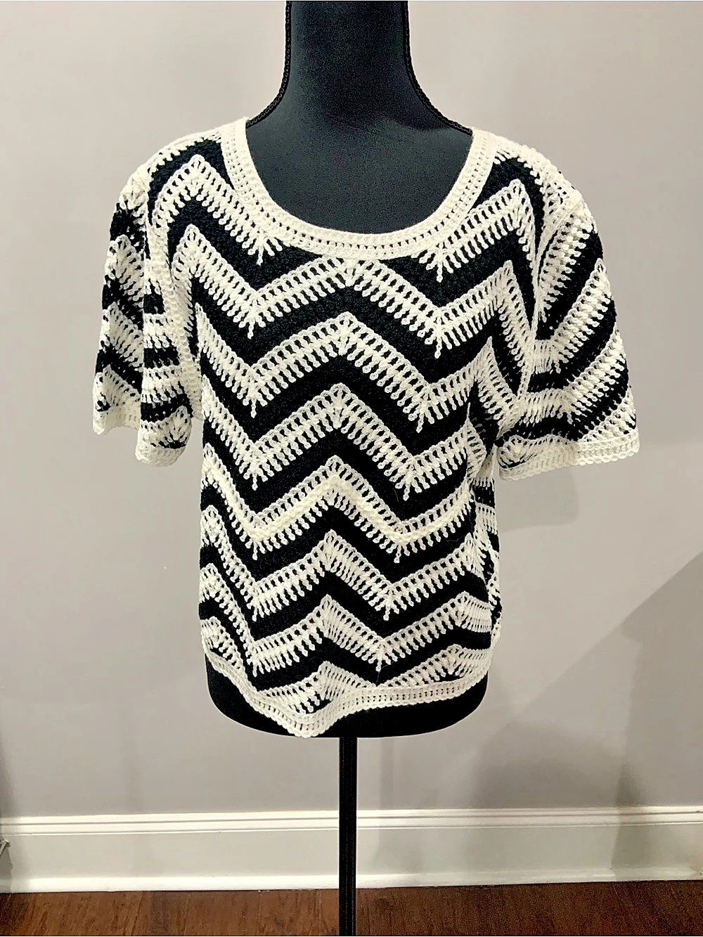 Laundry by Shelli Segal Black White Chevron Crochet Short Sleeve Sweater Medium